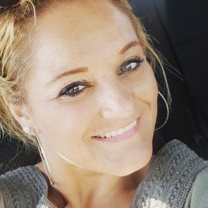 Meet your Posher, Estee